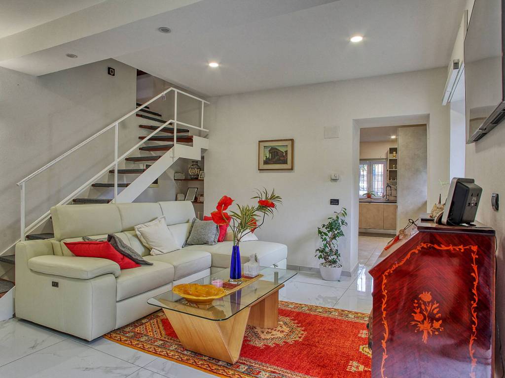 intera palazzina in vendita a Valganna in zona Ghirla