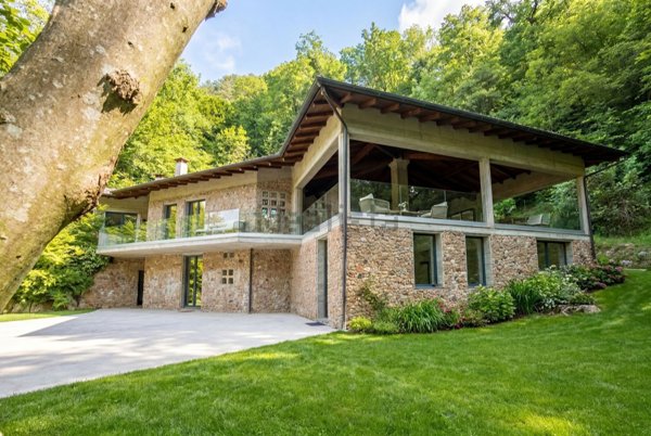 casa indipendente in vendita a Valganna in zona Ganna