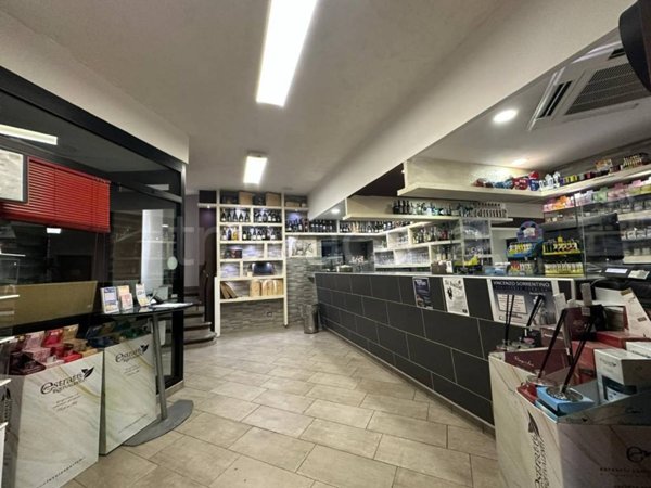 negozio in vendita a Varano Borghi