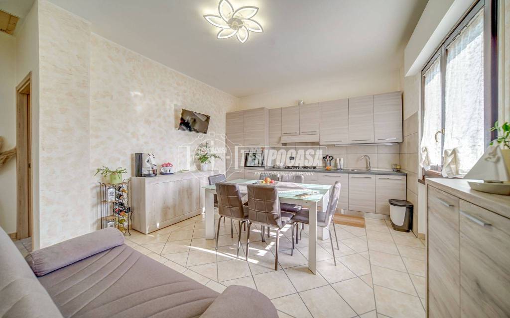 casa indipendente in vendita a Varano Borghi