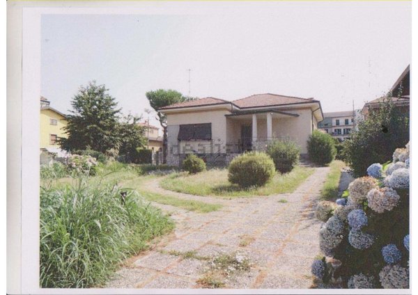 casa indipendente in vendita a Varano Borghi