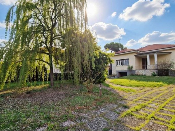 casa indipendente in vendita a Varano Borghi