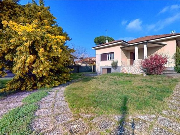 casa indipendente in vendita a Varano Borghi