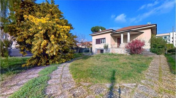 casa indipendente in vendita a Varano Borghi