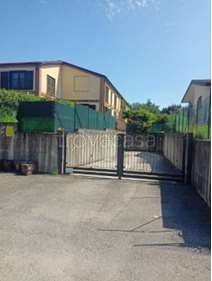 casa indipendente in vendita a Varano Borghi in zona Boffalora