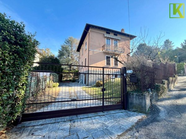 casa indipendente in vendita a Varese in zona Campo dei Fiori