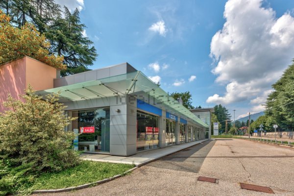 negozio in vendita a Varese in zona Masnago