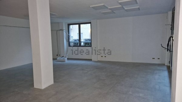 locale commerciale in vendita a Varese