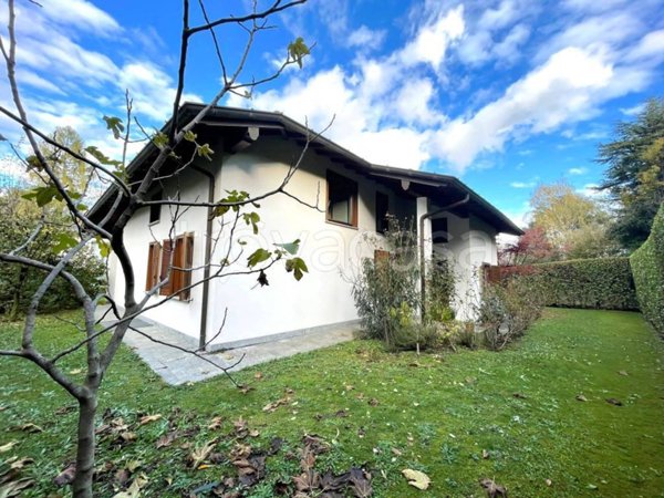 casa indipendente in vendita a Varese in zona Avigno