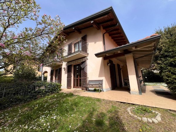casa indipendente in vendita a Varese in zona Bizzozero