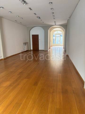 negozio in vendita a Varese in zona Centro Città