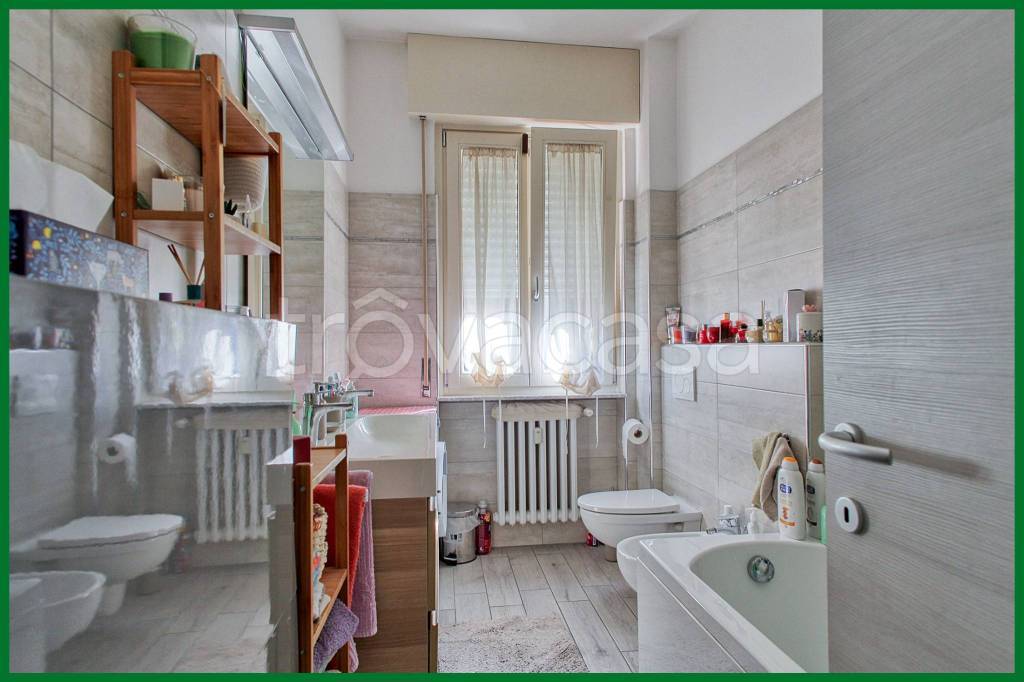 appartamento in vendita a Varese in zona Viale Aguggiari