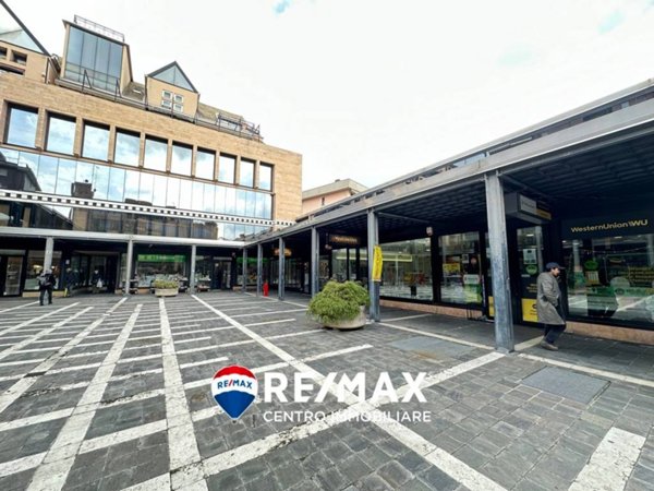 negozio in vendita a Varese in zona Centro Città