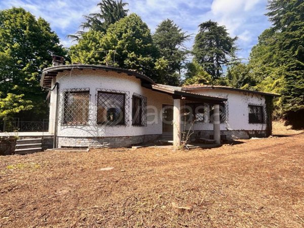 casa indipendente in vendita a Varese in zona Casbeno