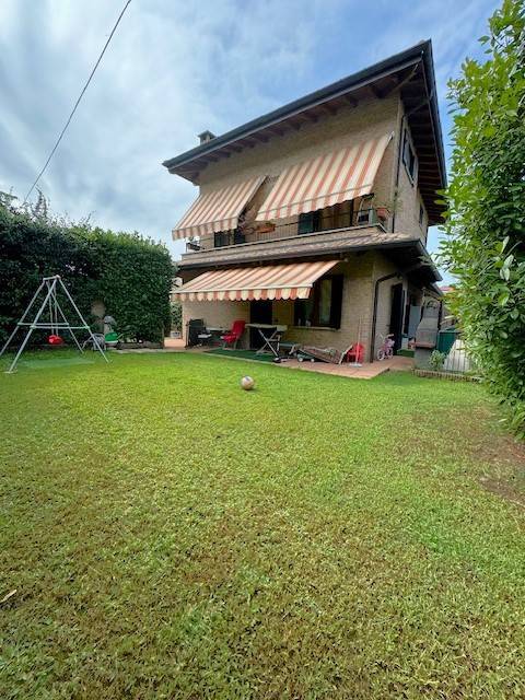 casa indipendente in vendita a Varese in zona San Fermo