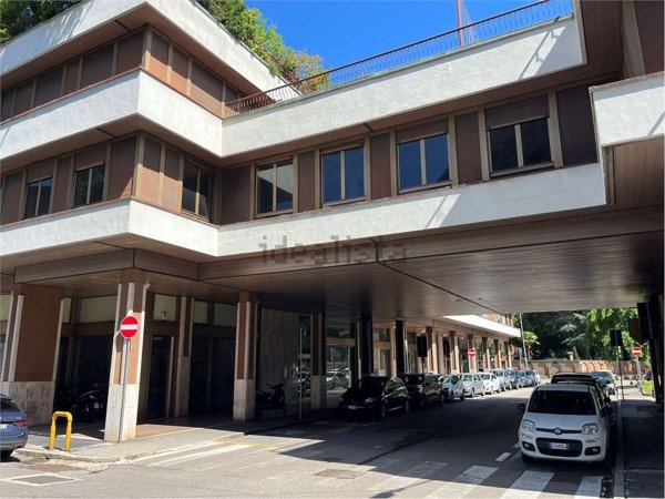 locale di sgombero in vendita a Varese in zona Brunella