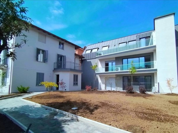 appartamento in vendita a Varese in zona Brunella