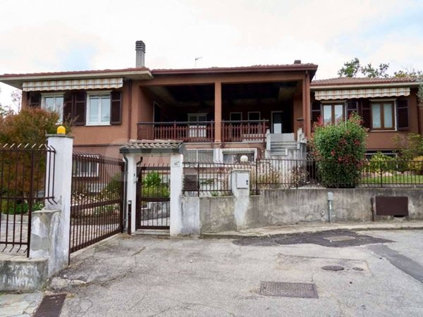 casa indipendente in vendita a Varese in zona Bobbiate