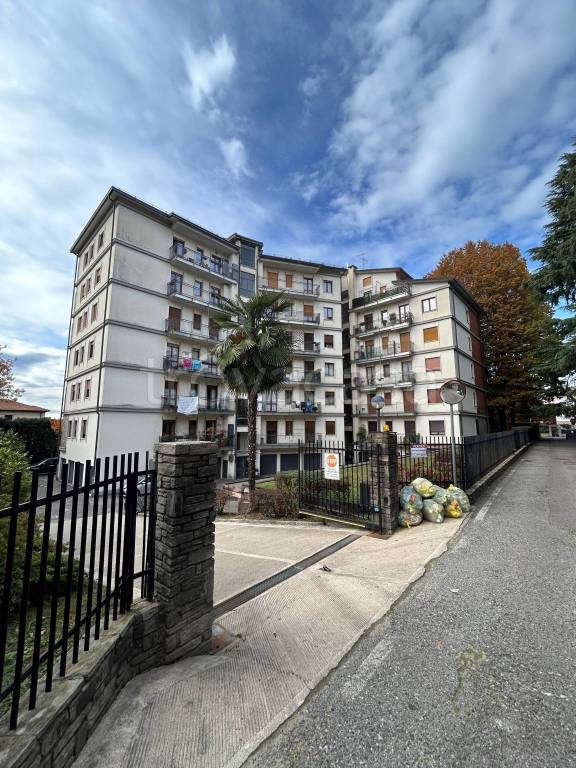 appartamento in vendita a Varese in zona Casbeno