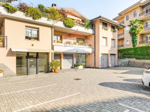 ufficio in vendita a Varese in zona Casbeno