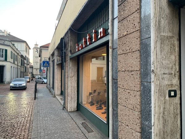 negozio in vendita a Varese in zona Biumo