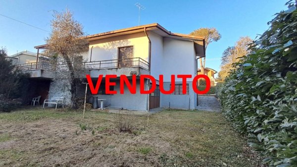 casa indipendente in vendita a Varese in zona Lissago
