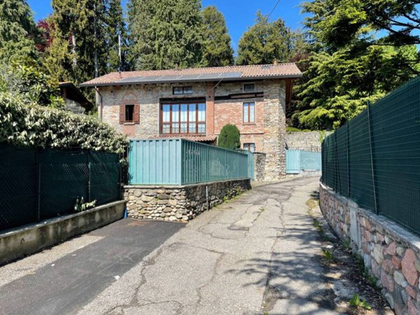 casa indipendente in vendita a Varese in zona Biumo