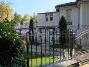 casa indipendente in vendita a Varese in zona Brunella