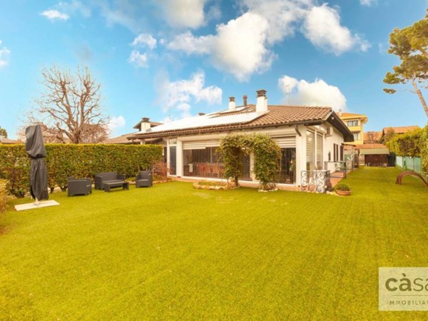 casa indipendente in vendita a Varese in zona Giubiano
