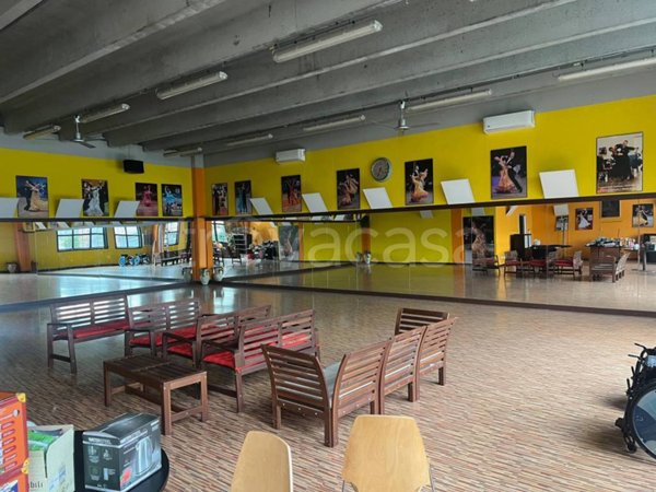 locale commerciale in vendita a Varese in zona Viale Belforte