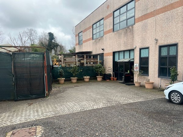 locale commerciale in vendita a Varese in zona Viale Belforte