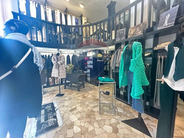 negozio in vendita a Varese in zona Centro Città