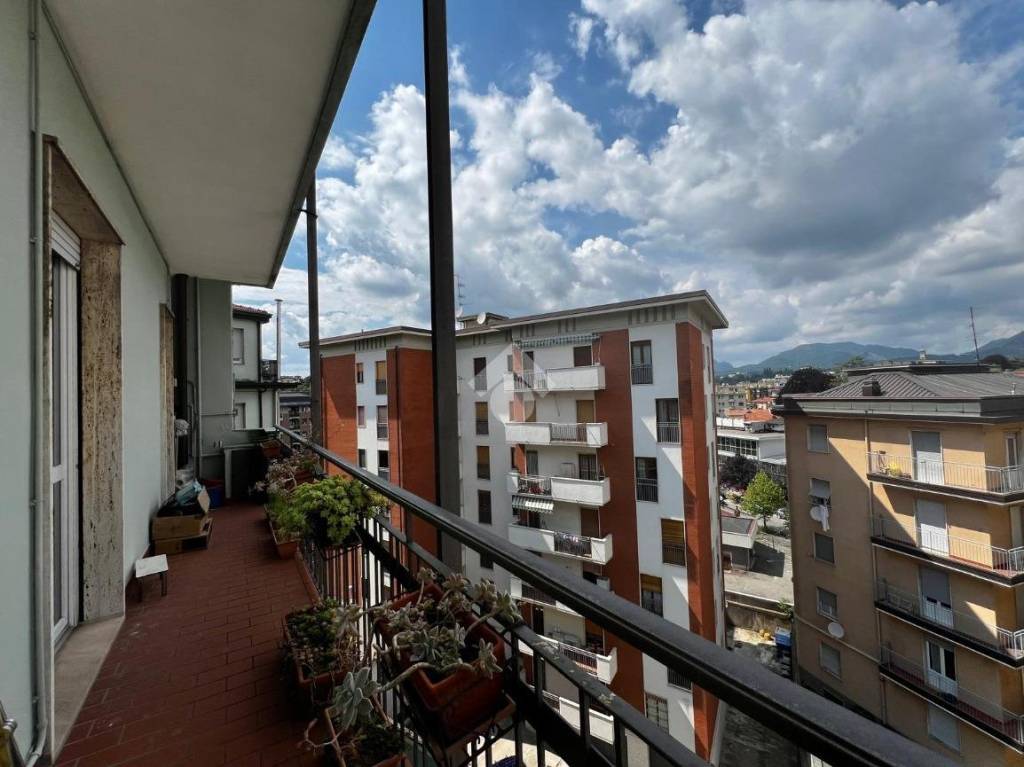 appartamento in vendita a Varese in zona Giubiano