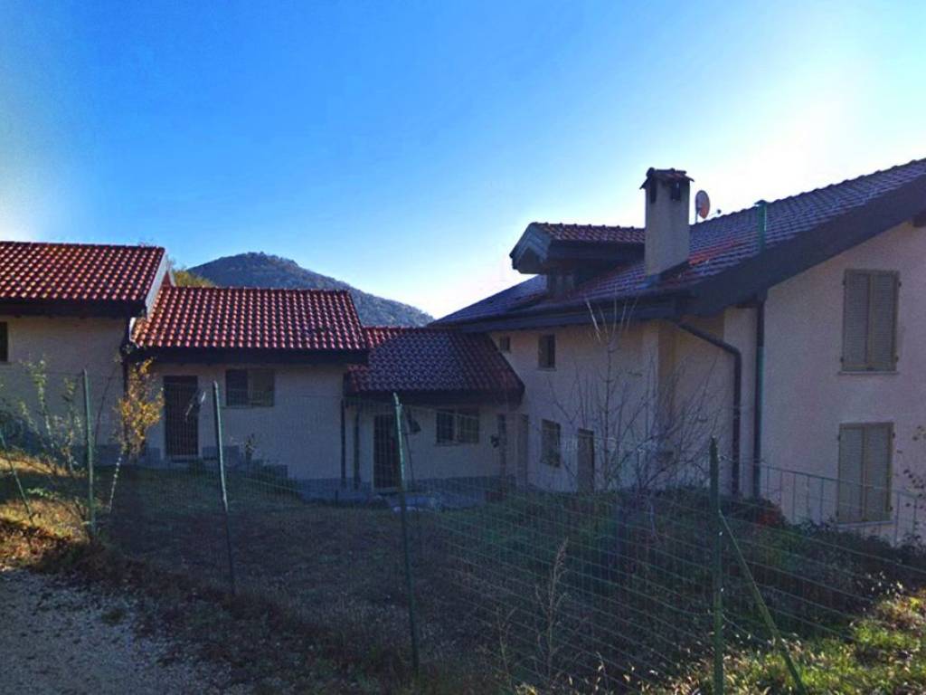 casa indipendente in vendita a Varese in zona Avigno