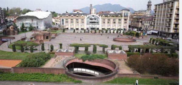 locale commerciale in vendita a Varese in zona Centro Città