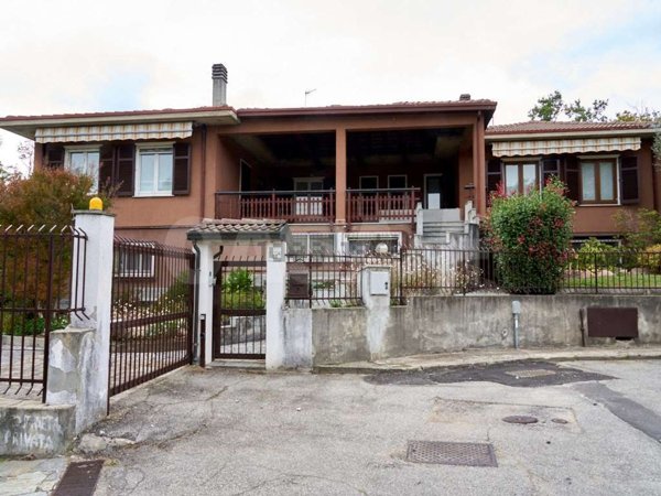 casa indipendente in vendita a Varese in zona Bobbiate