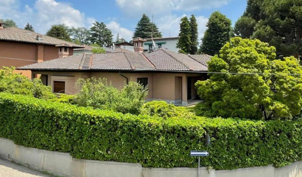 casa indipendente in vendita a Varese in zona Casbeno
