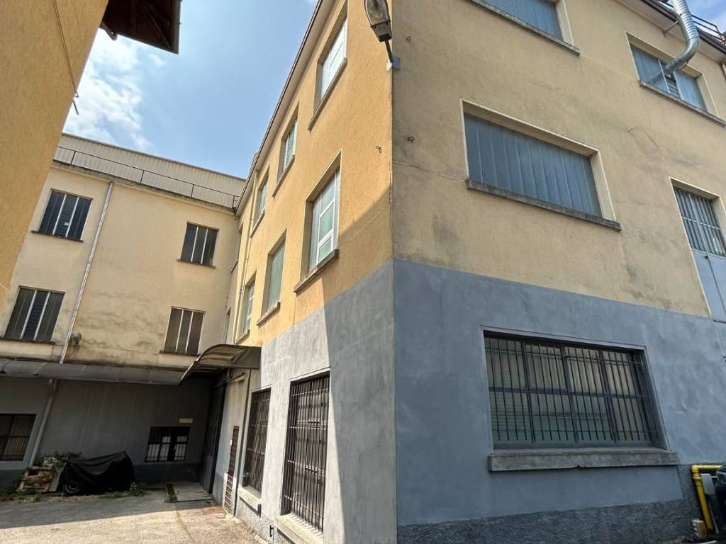 locale commerciale in vendita a Varese in zona Ippodromo