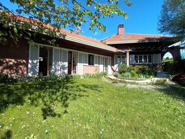 casa indipendente in vendita a Varese in zona Lissago