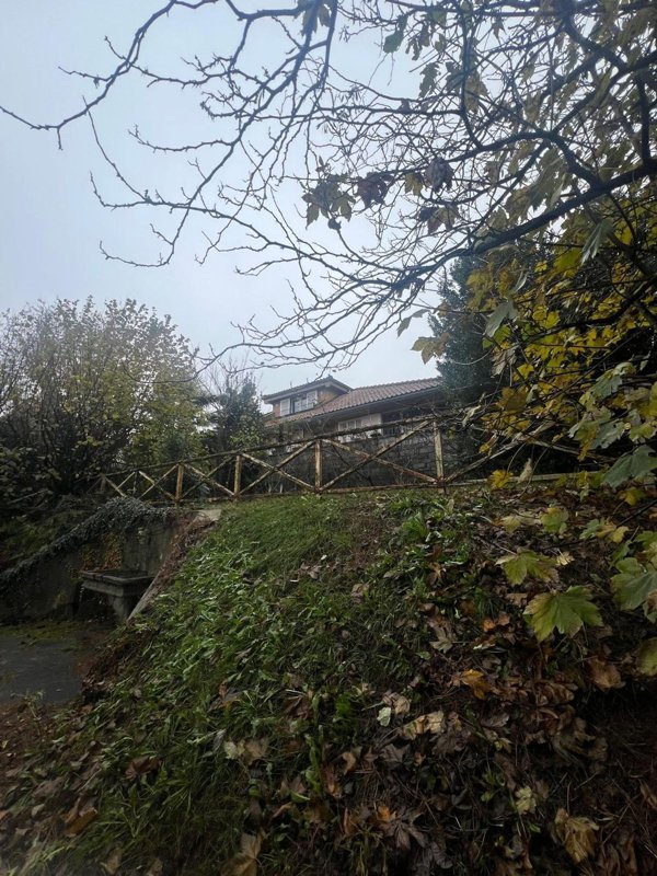 casa indipendente in vendita a Varese in zona Giubiano