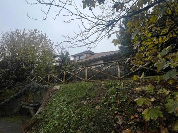 casa indipendente in vendita a Varese in zona Giubiano