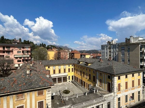 appartamento in vendita a Varese in zona Biumo