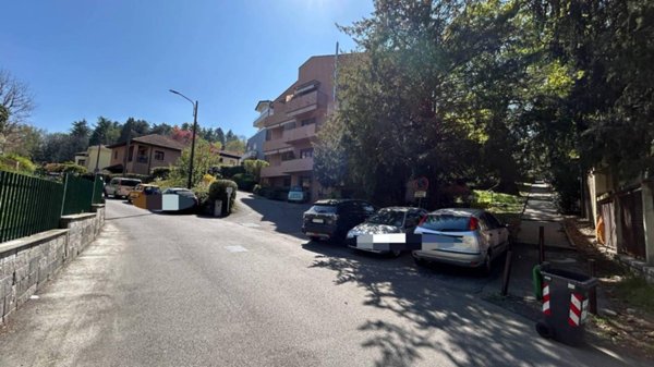 appartamento in vendita a Varese in zona Brunella