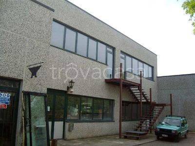 locale commerciale in vendita a Varese in zona Lissago