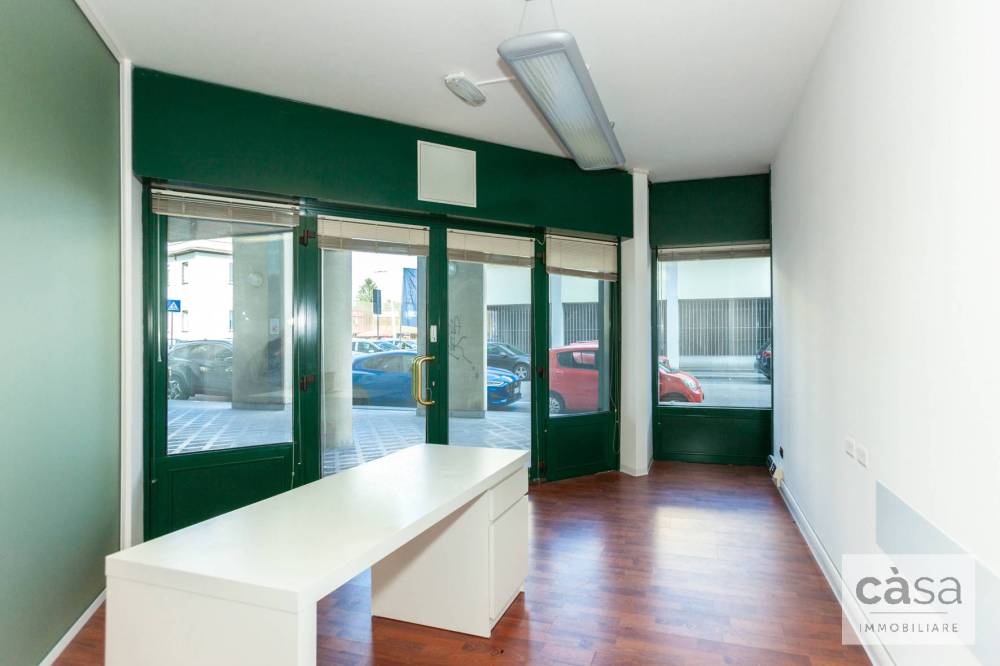 negozio in vendita a Varese in zona Centro Città