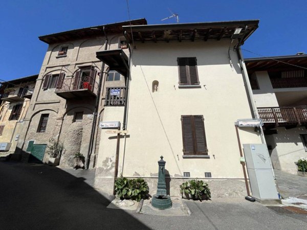 casa indipendente in vendita a Varese in zona Avigno