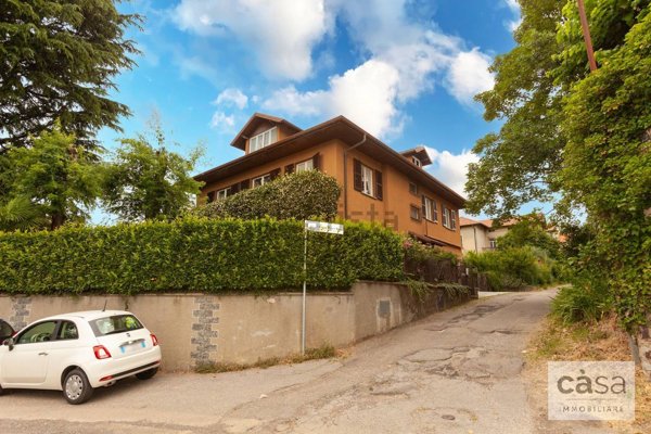 casa indipendente in vendita a Varese in zona Casbeno
