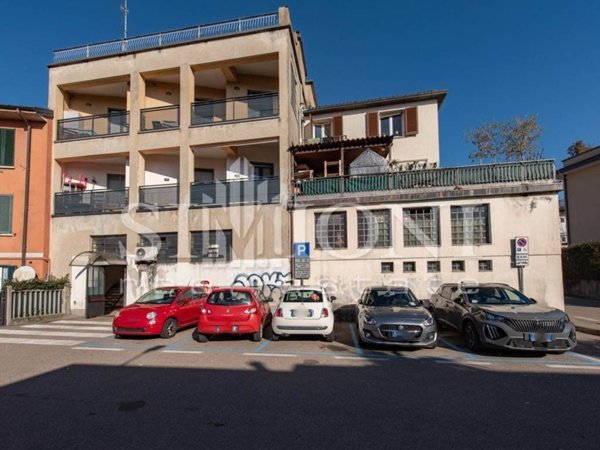 negozio in vendita a Varese in zona Casbeno