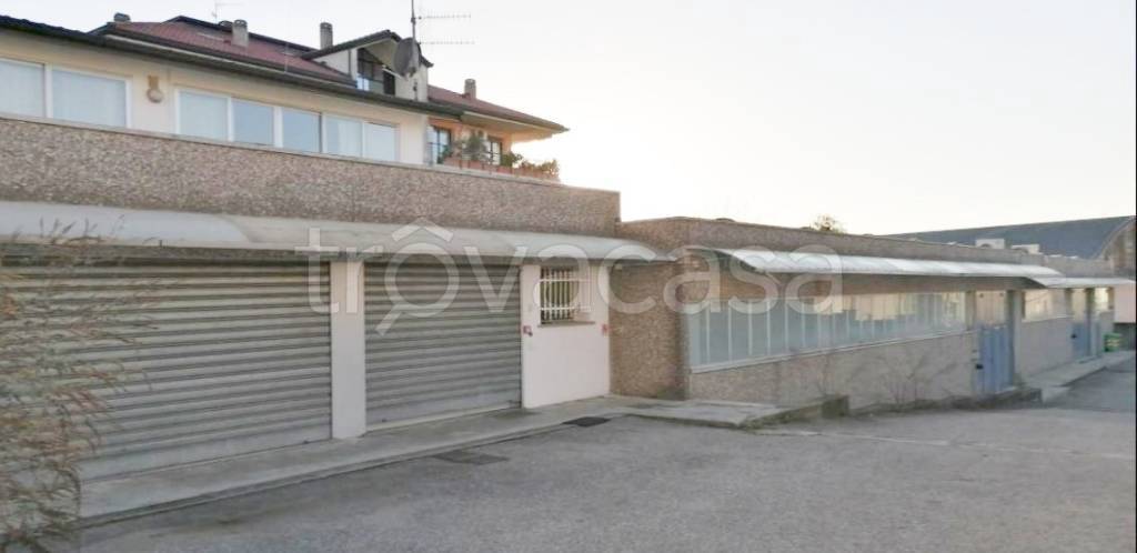 locale commerciale in vendita a Varese in zona Giubiano