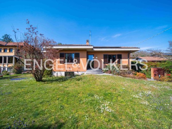 casa indipendente in vendita a Varese in zona Casbeno